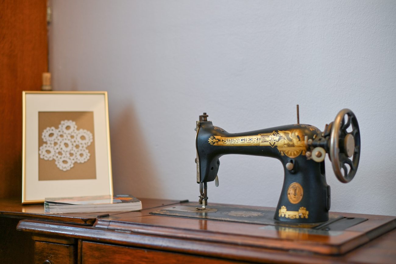 Antikni šivaći stroj Singer — detalj Ville Donata