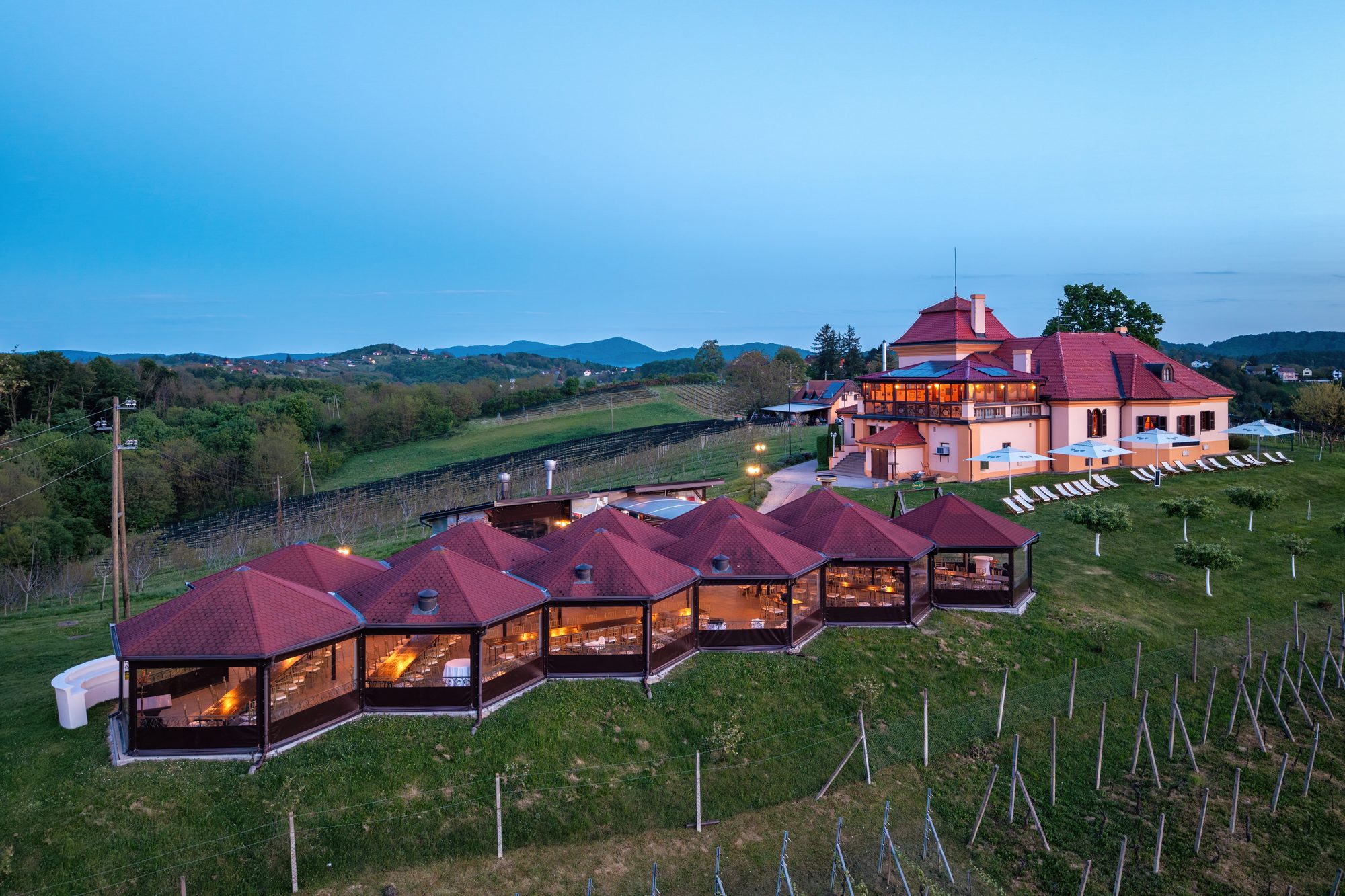 Villa Donata sa staklenim paviljonima za proslave, iz zraka u suton