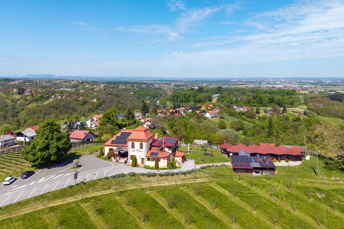 Zlatne Gorice iz zraka, imanje i okolno selo