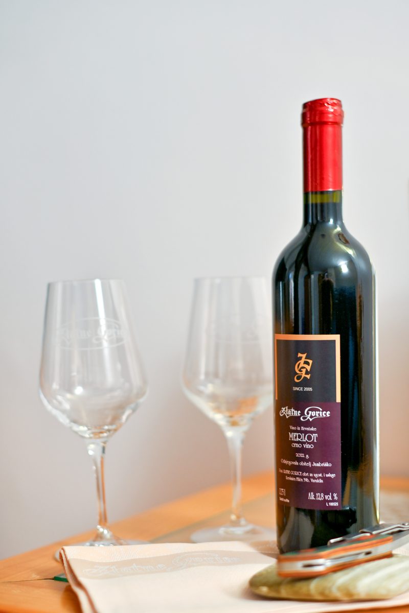 Boca crnog vina i dvije čaše dobrodošlice