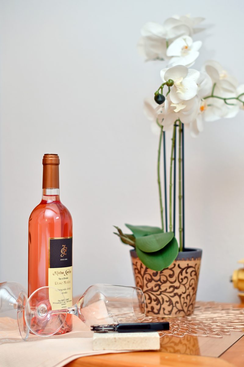 Boca rosé vina i orhideja u sobi