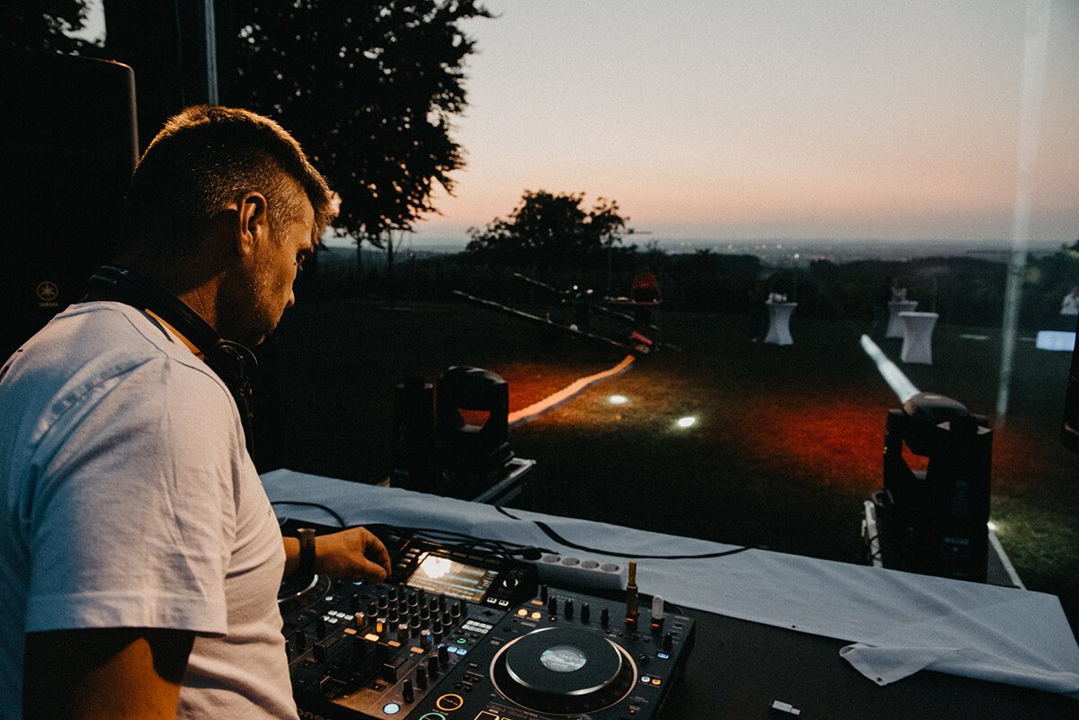 Sunset wine & music night 17