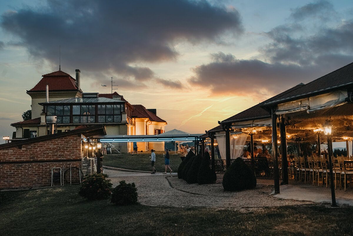 Sunset wine & music night 19