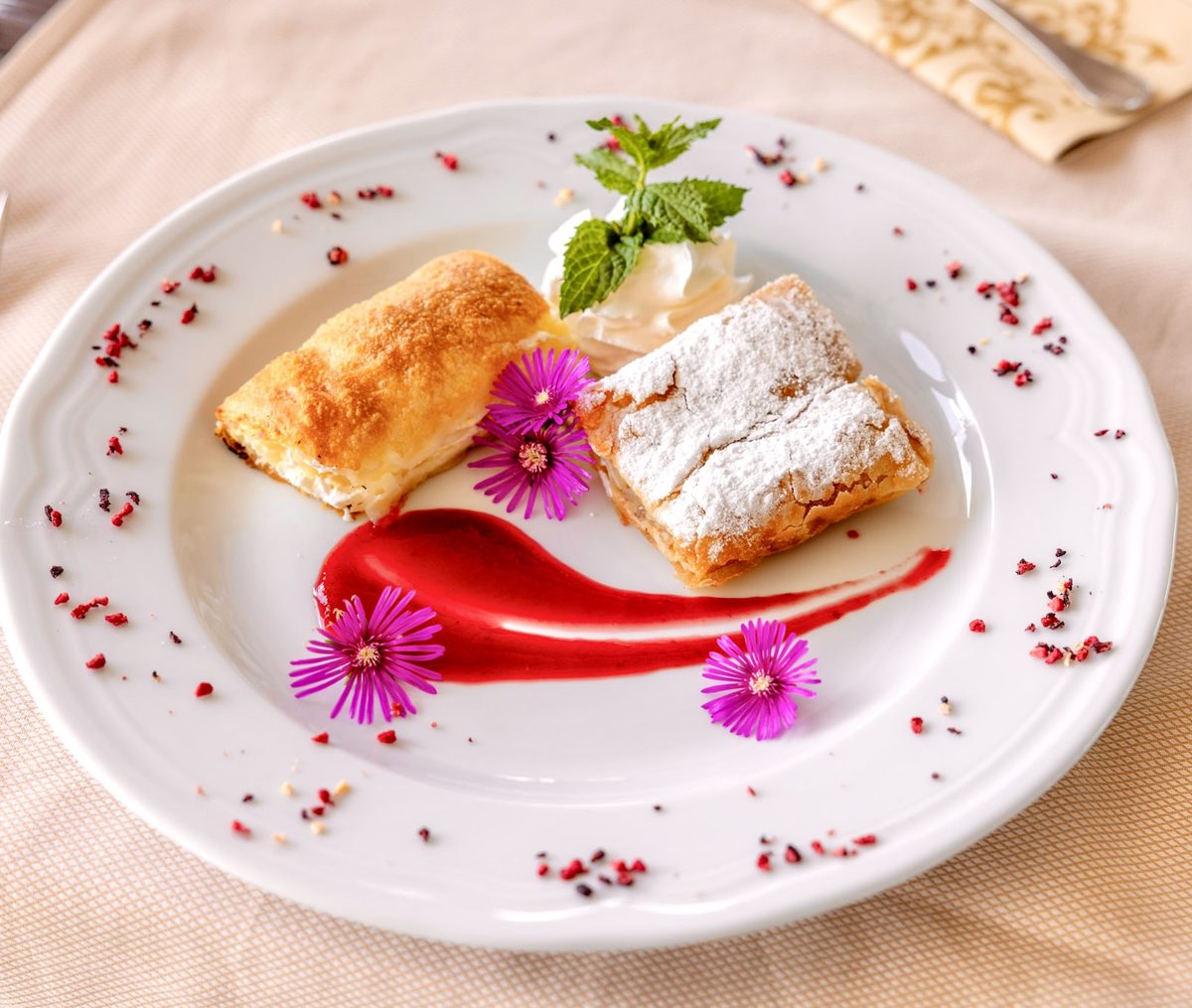 Turistički menu — desert sa šumskim voćem i jestivim cvijećem