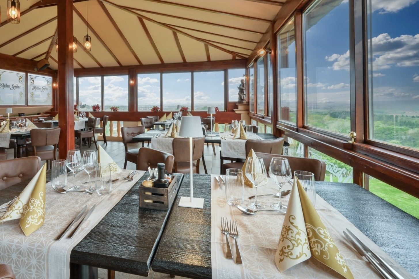 Zastakljeni prostor restorana s pogledom na krajolik
