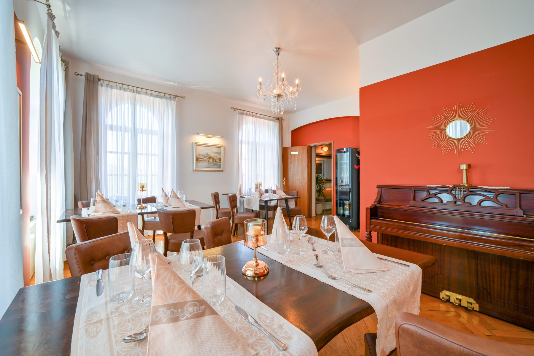 Elegantan salon s klavirom i lusterom