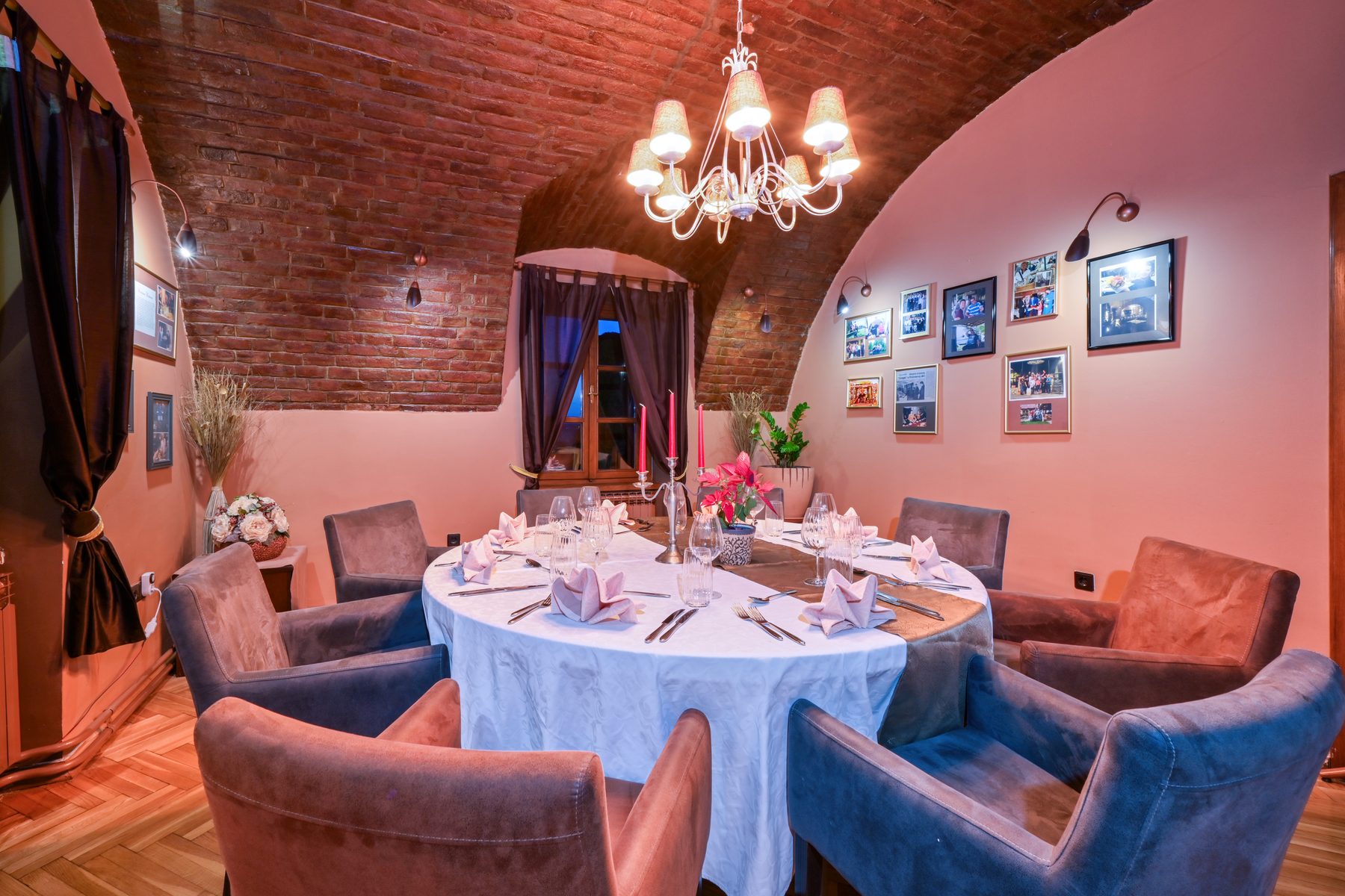 Salon s ciglenim svodom i toplom atmosferom